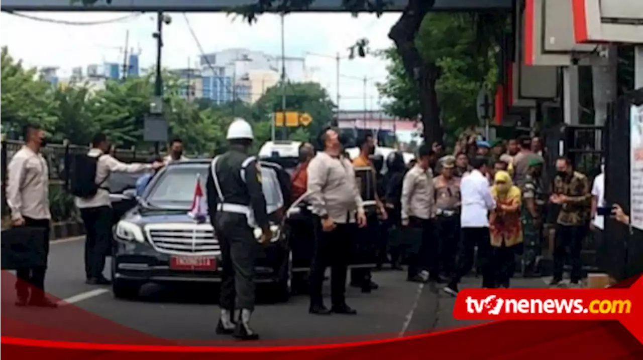 Warga Berbondong-bondong Sambut Presiden Jokowi di Pasar Wonokromo Surabaya