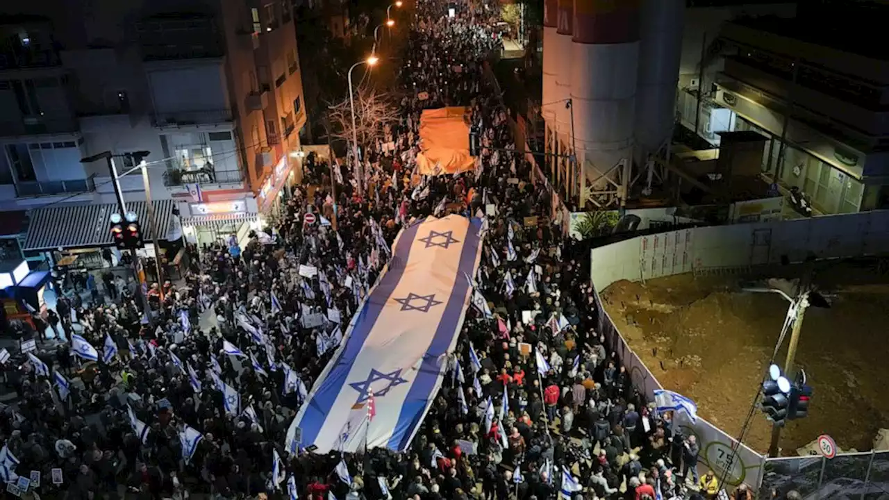 Israelis protest judicial overhaul plans for 7th week