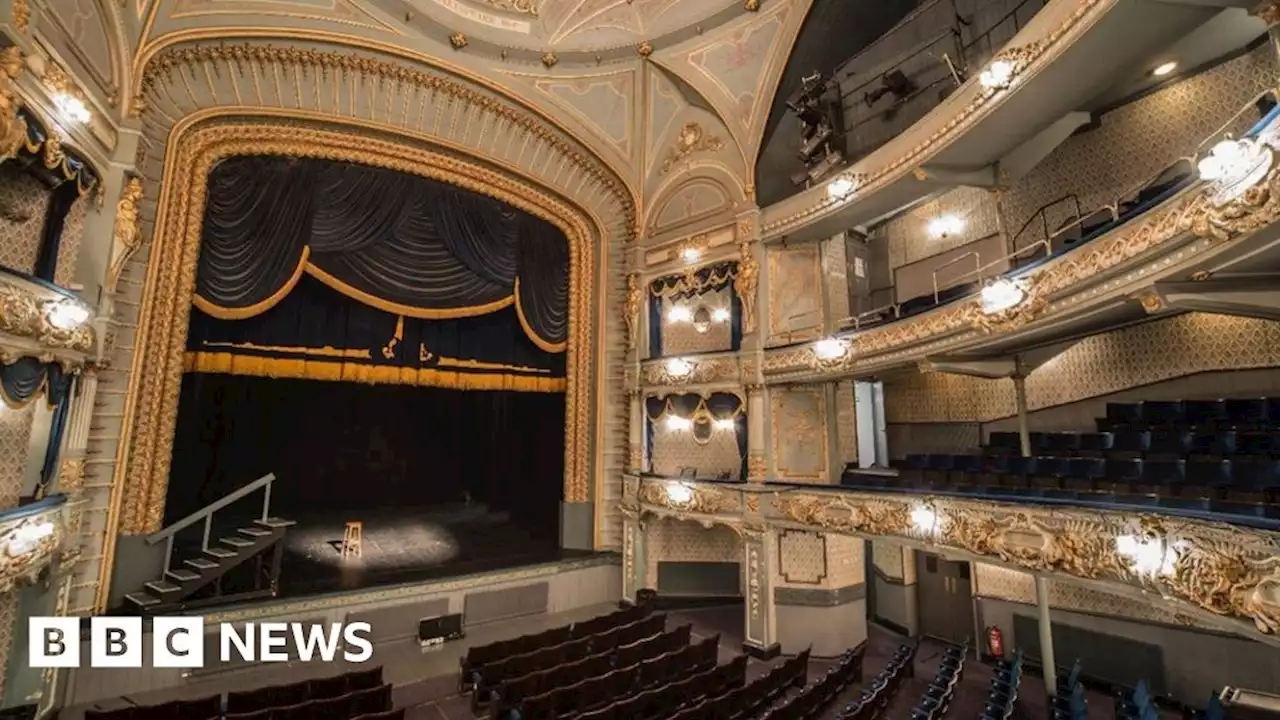 Tyne Theatre: Search for relatives of Victorian staff in old photos