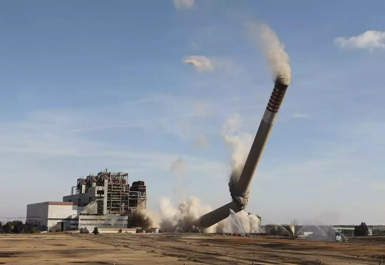 Endesa vuela la icónica chimenea de la térmica de Andorra con 265 kg de explosivos