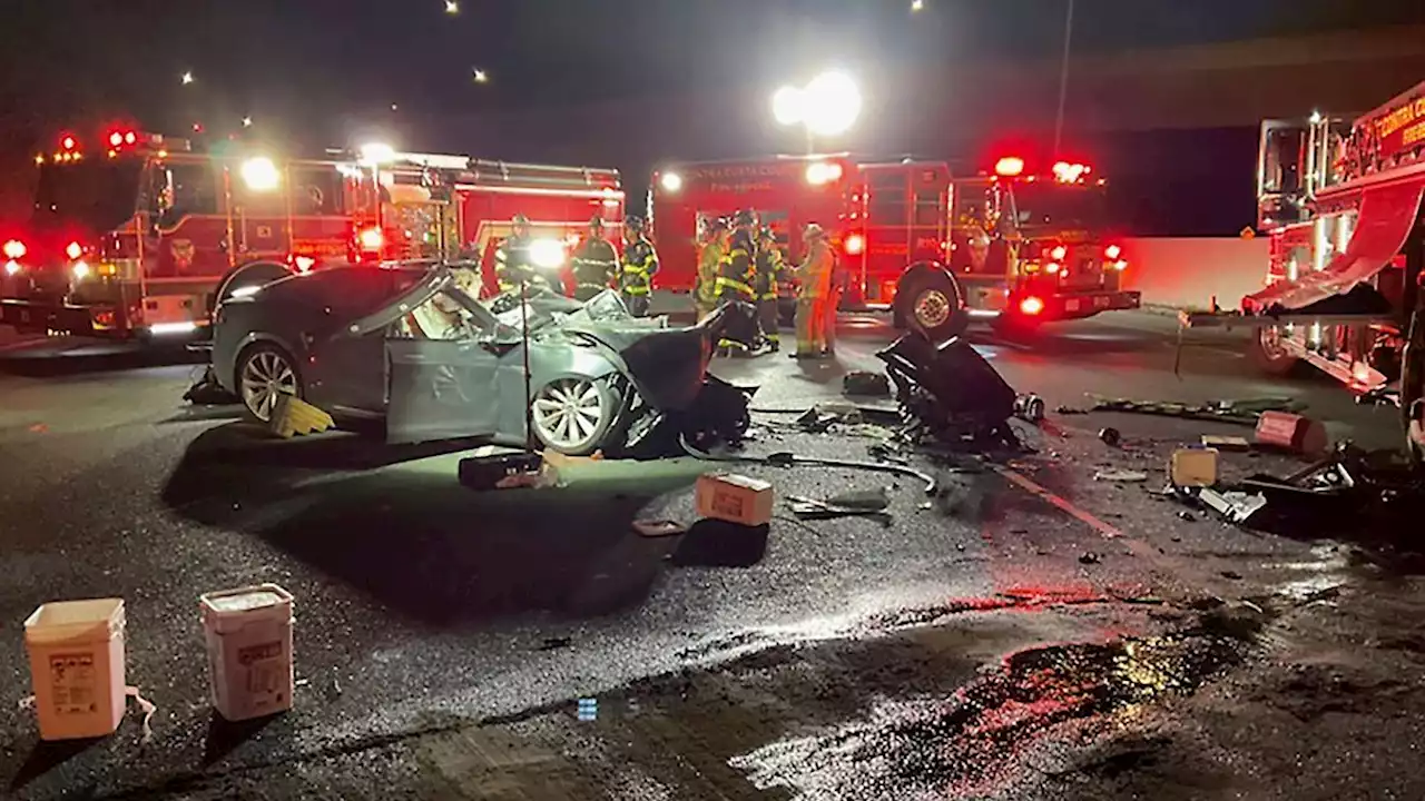 Tesla-Fahrer rast in stehendes Feuerwehrauto