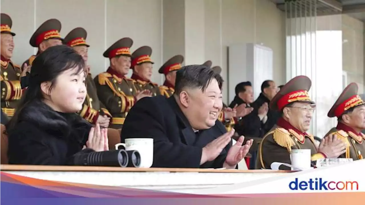 Full Senyum, Momen Kim Jong Un dan Putrinya Nonton Sepakbola