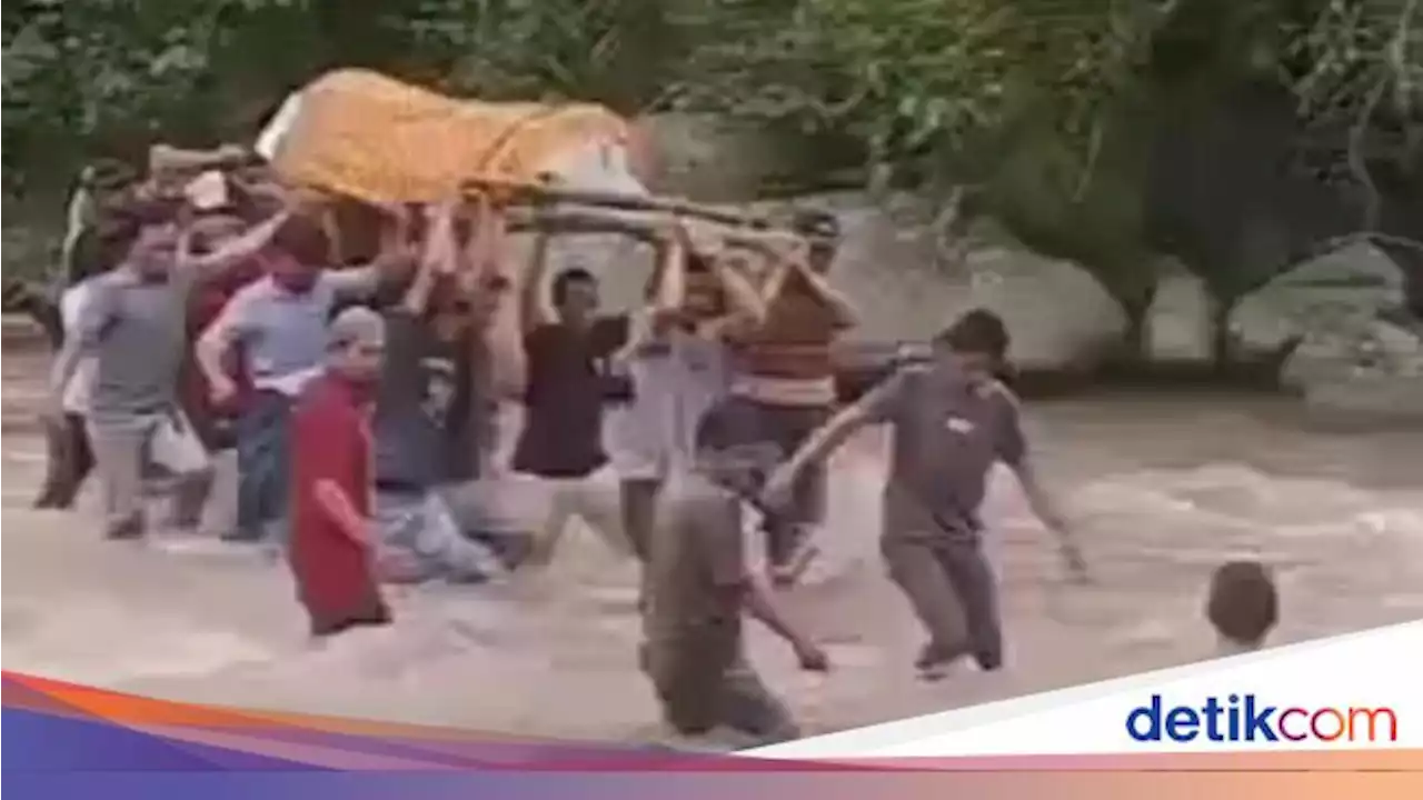 Jawaban Santai Bupati Enrekang Usai Warga Tandu Jenazah Terobos Sungai