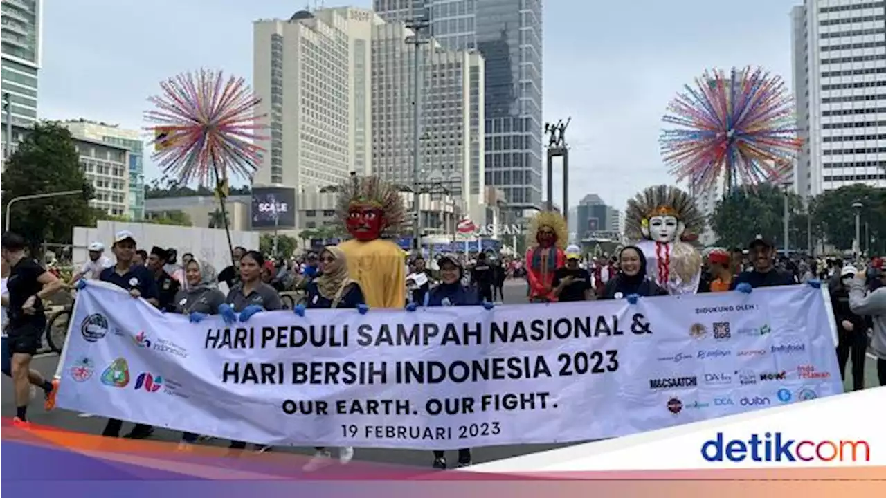 Peringati Hari Bersih Indonesia, Warga Aksi Pungut Sampah di CFD