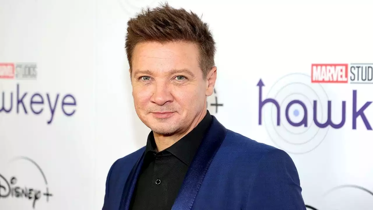 Jeremy Renner Gets Electric Stimulation on His Leg Amid Home Recovery