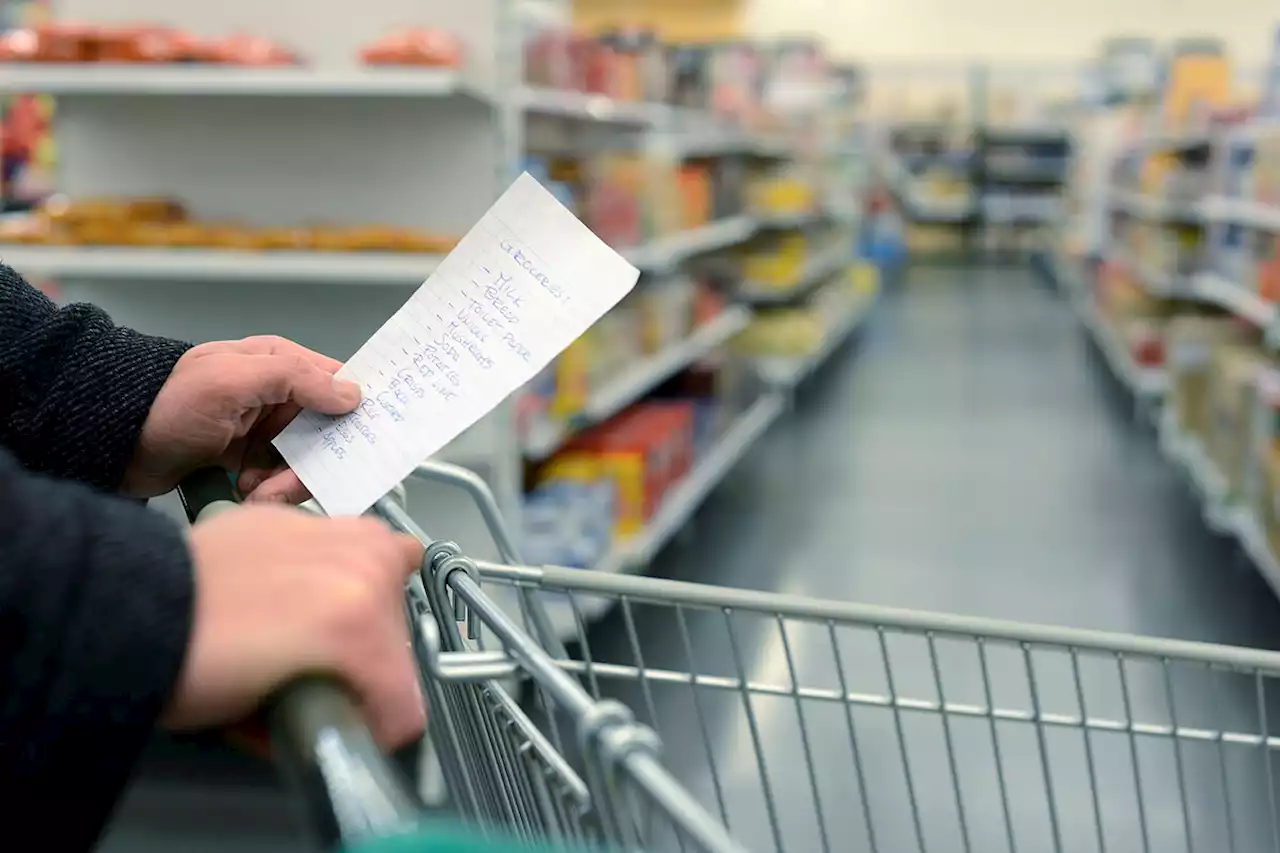 Seis de cada diez españoles están reduciendo su gasto en productos no esenciales