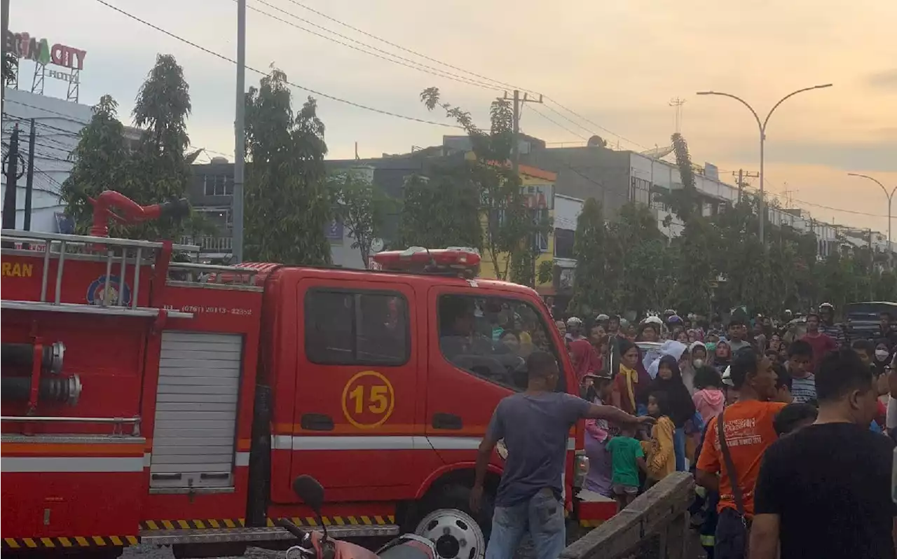 Pasar Cik Puan Terbakar, Kerumunan Warga Menyulitkan Mobilitas Petugas Pemadam