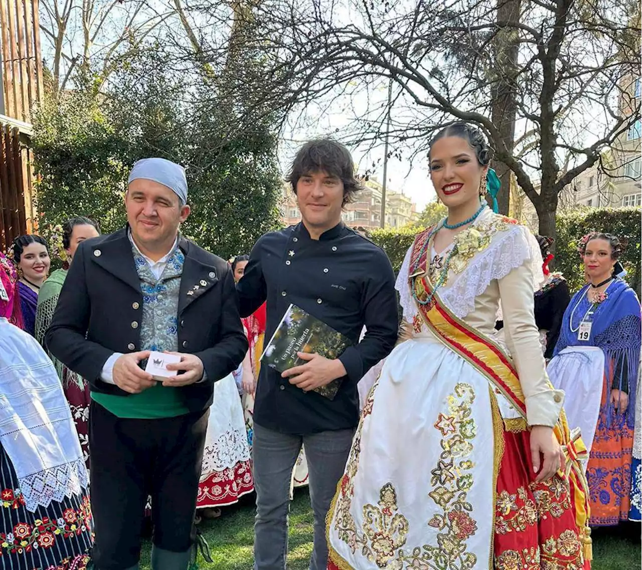 El chef Jordi Cruz recibe a las 'aspirantes' a Reina de la Huerta 2023 durante su convivencia en Barcelona