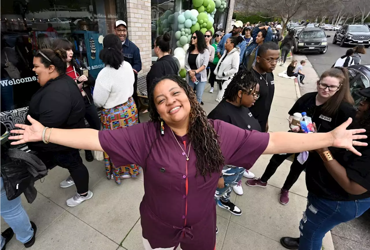 Crowds descend on grand opening of long-awaited Pasadena bookstore,  Octavia's Bookshelf – Pasadena Star News