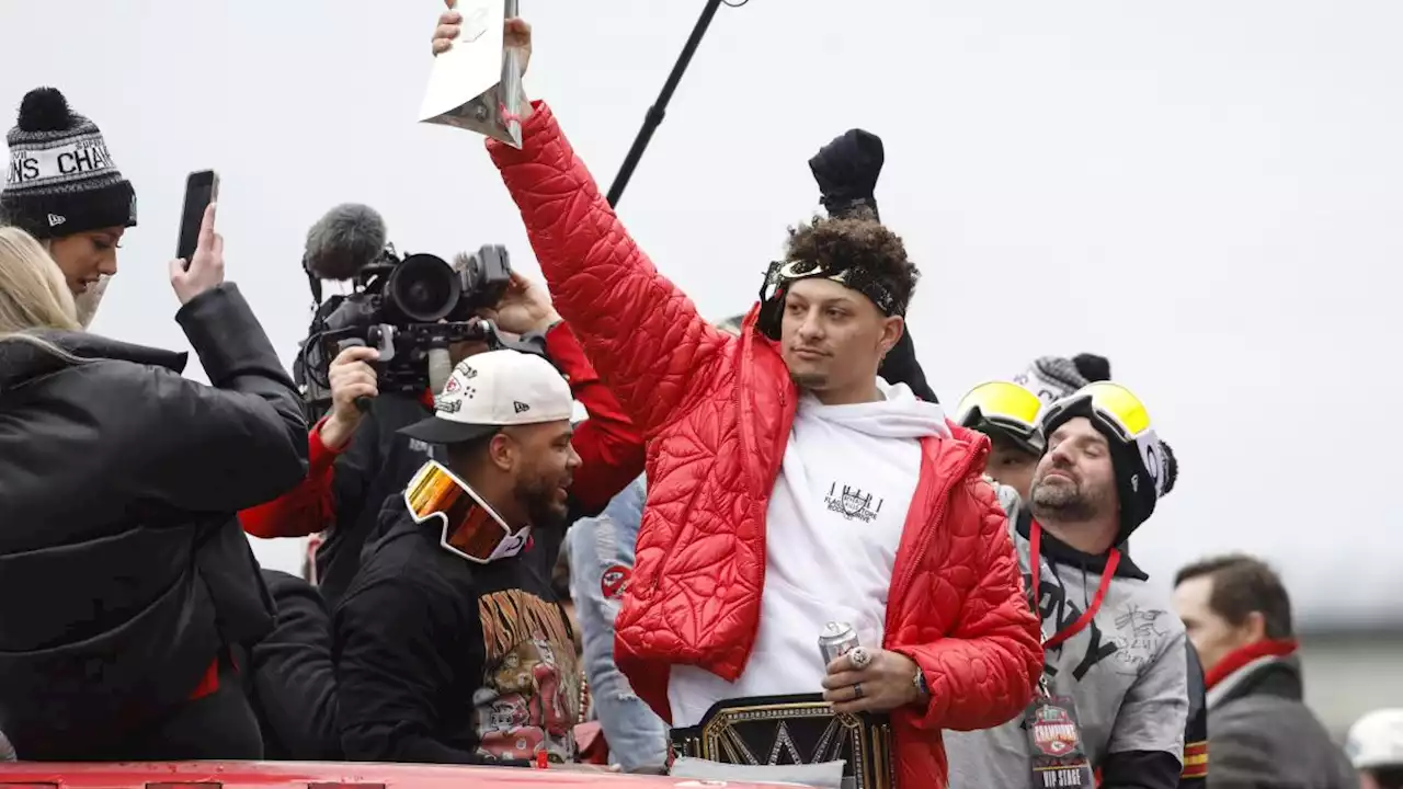 NFL: Patrick Mahomes regala trofeo Vince Lombardi a aficionado durante festejos de los Chiefs (VIDEO)