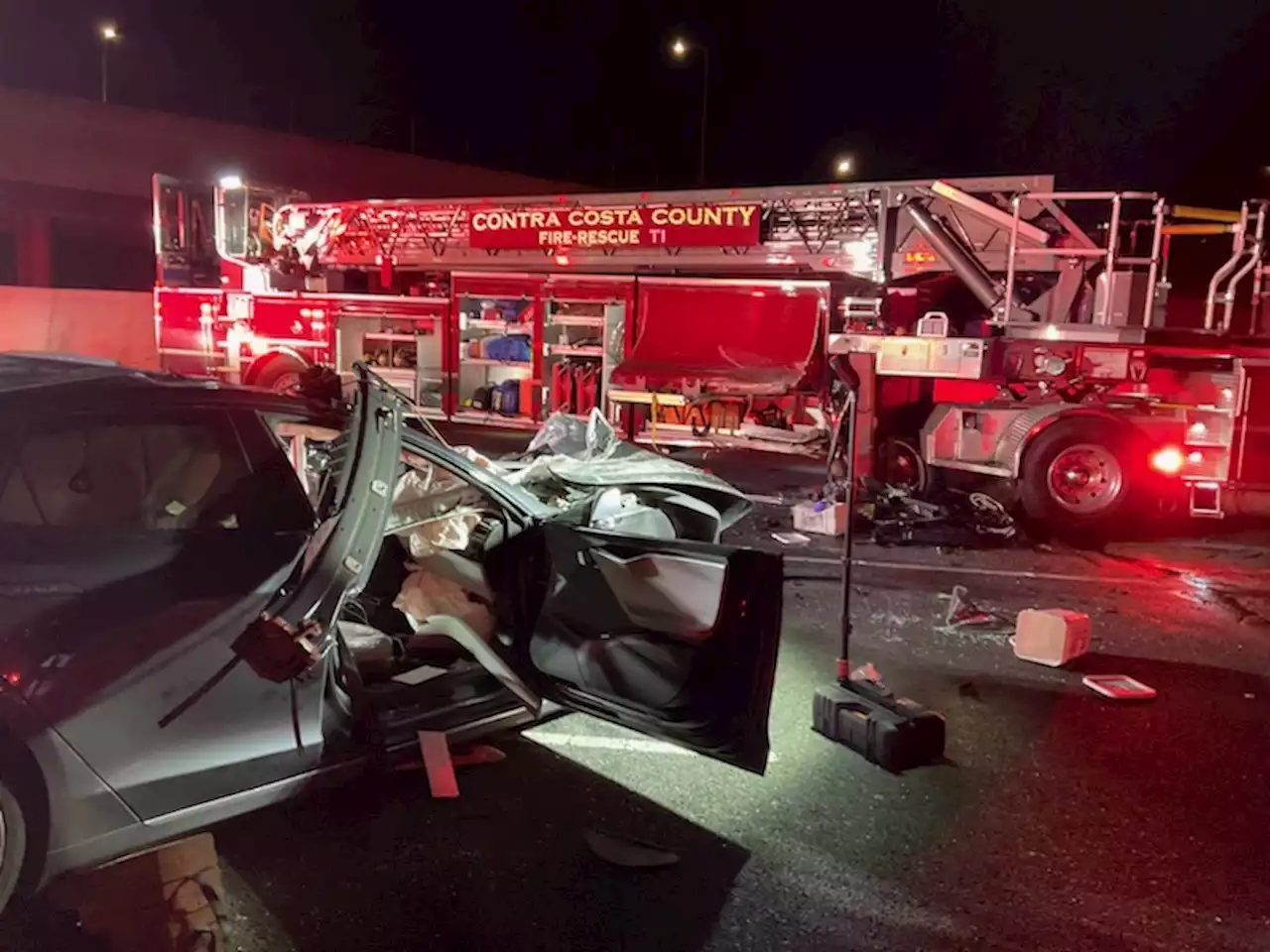 Walnut Creek: Tesla driver dies after crashing into Contra Costa fire truck