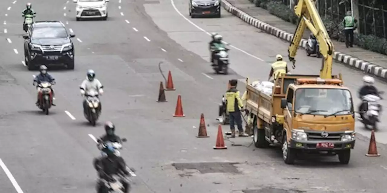 Menelusuri Jalan Berlubang di Jalur Transjakarta Koridor 13 | merdeka.com