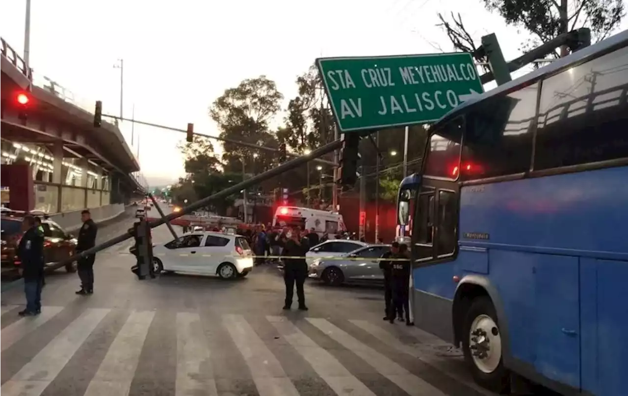 Autobús choca con puesto semifijo, parabús y semáforo en CdMx