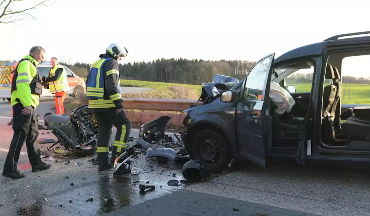 Schrecklicher Unfall: Junger Motorradfahrer tot, vier Menschen verletzt