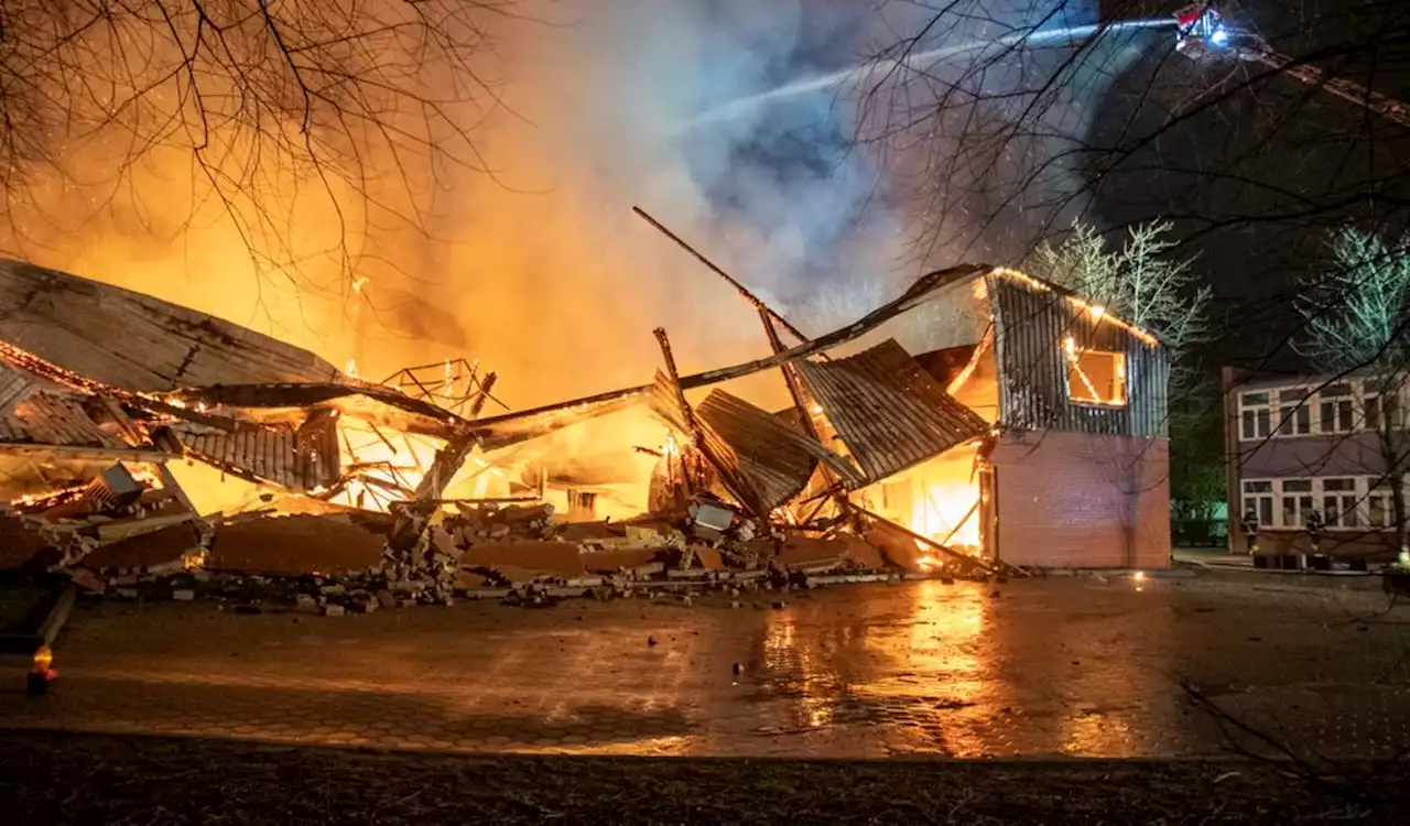 Wieder Großbrand an Hamburger Schule – Dach stürzt ein