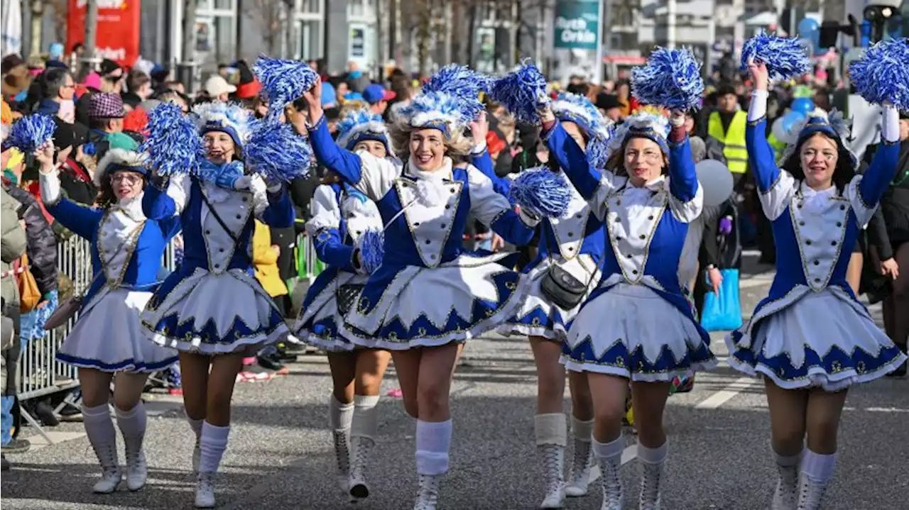 Kamelle und Konfetti: Partystimmung bei Karnevalsumzug