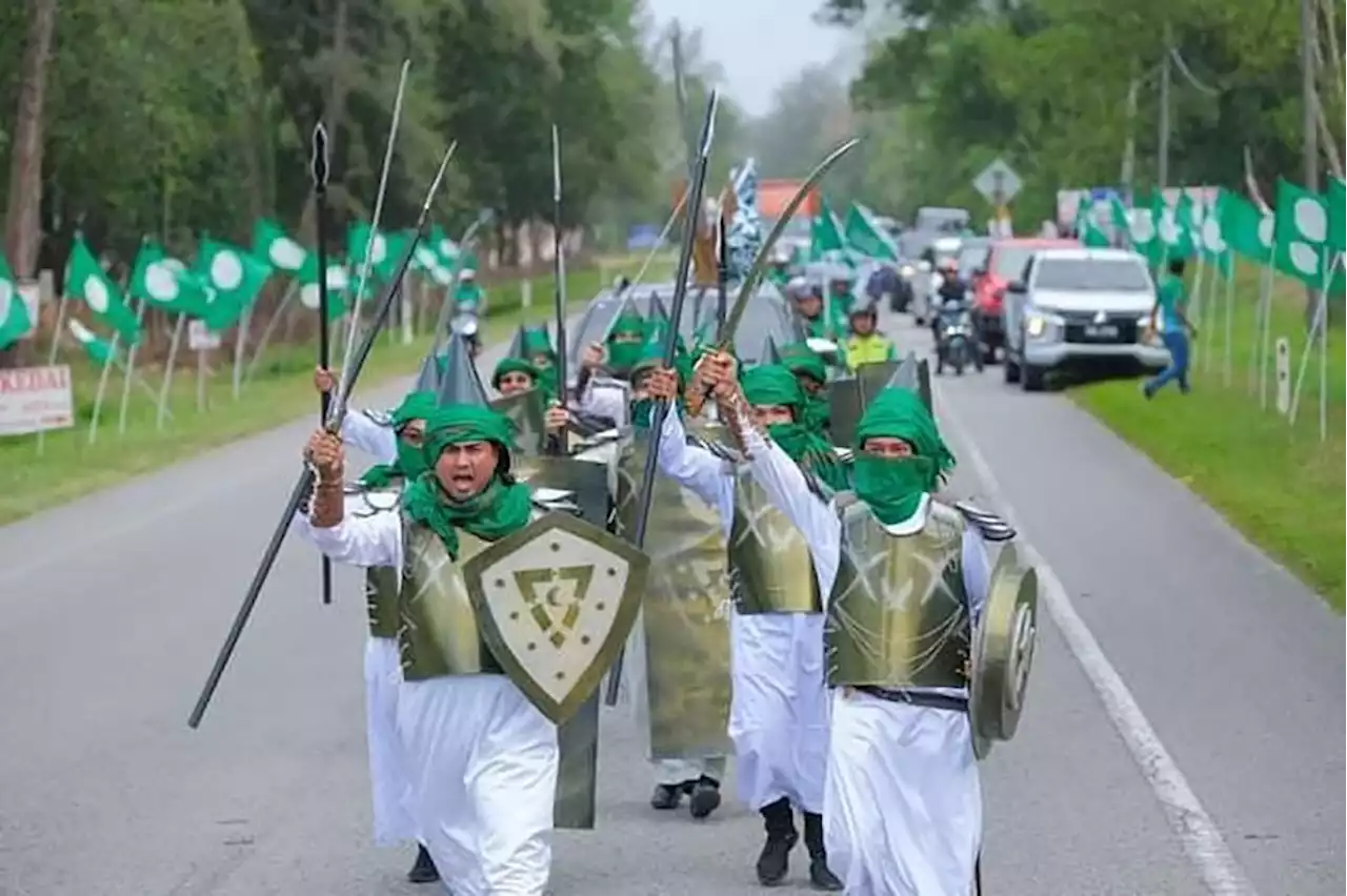 Police to summon PAS youth after march with fake swords, spears and shields | The Malaysian Insight