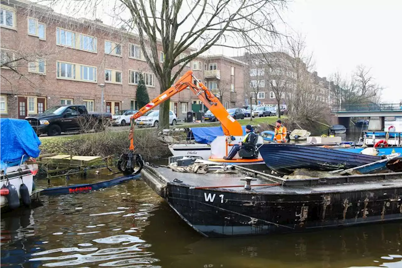 Mee met de vaarweginspecteur: ‘Alles wat je in Amsterdam ziet varen, belandt ook bij ons in de kiepbak’