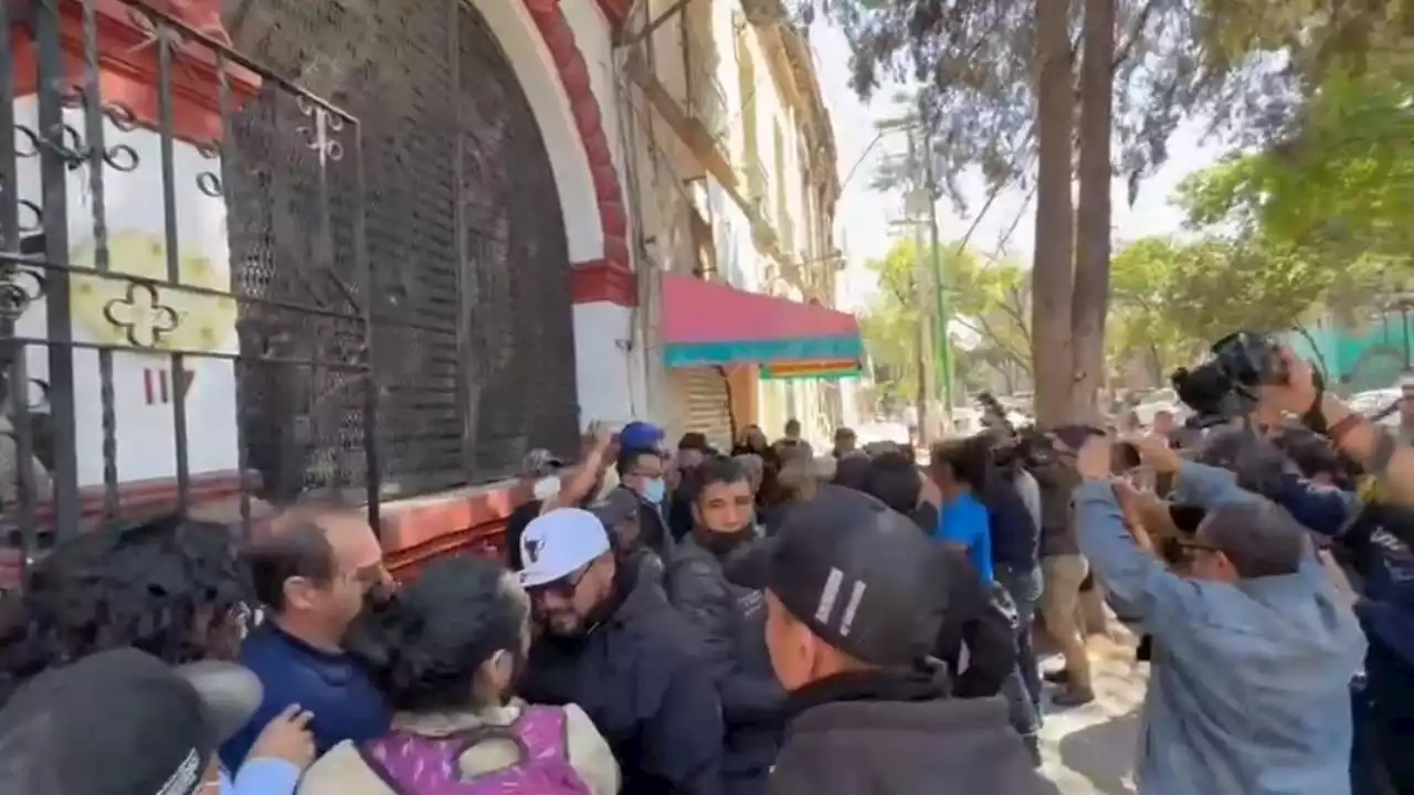 Personal de la Cuauhtémoc rompe protesta frente a casa de Sandra Cuevas (Video)