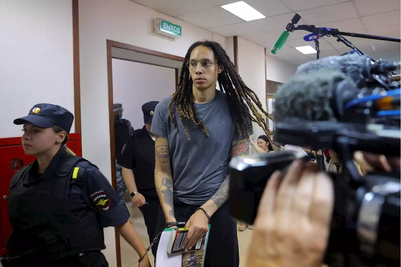 Brittney Griner signs deal to return to Phoenix Mercury; Diana Taurasi stays