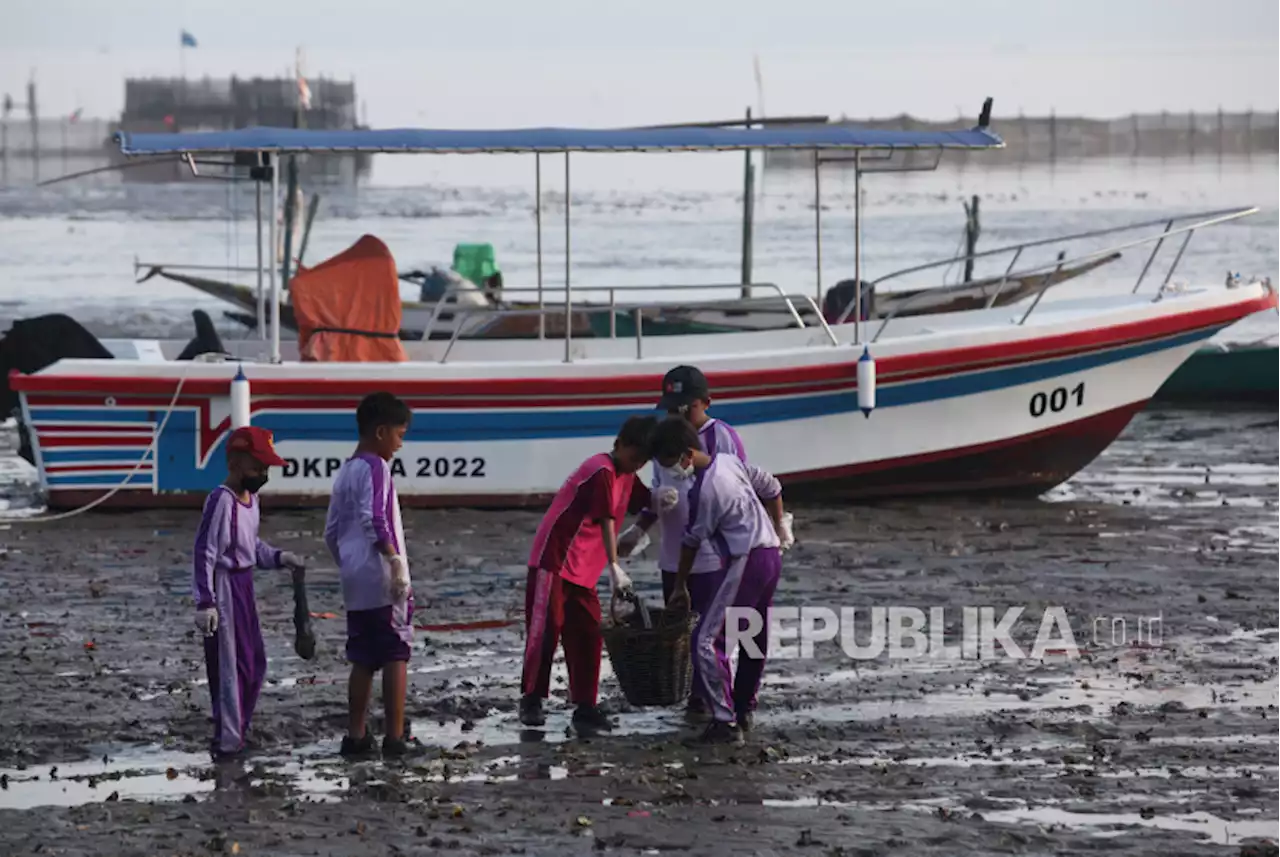 Aksi Pelajar Bersih Sampah di Jembatan Suramadu |Republika Online