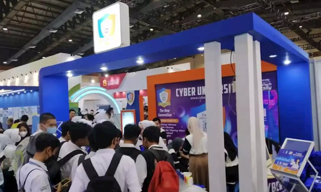 Kemeriahan |em|Stand|/em| Cyber University di IIETE 2023 Bersama Siswa/i Hadirkan Beasiswa |Republika Online