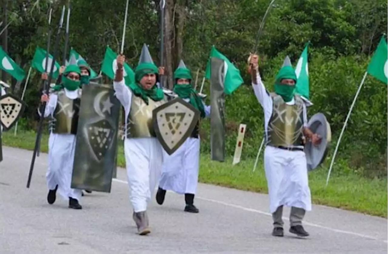 Pictures of 'armed' Terengganu PAS youths causing concern among Malaysians