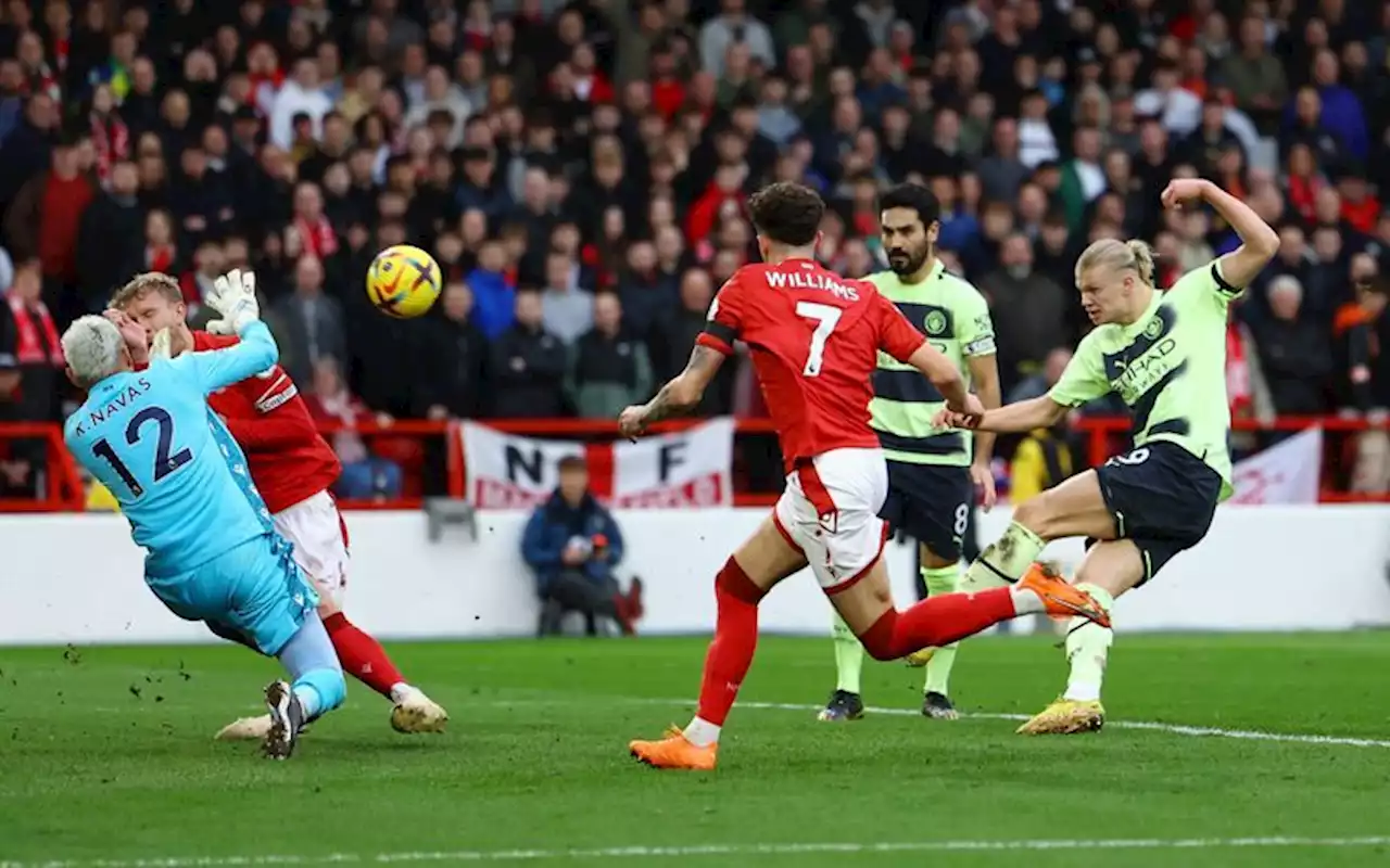 Soccer-Manchester City held at Forest to fall behind Arsenal in title race