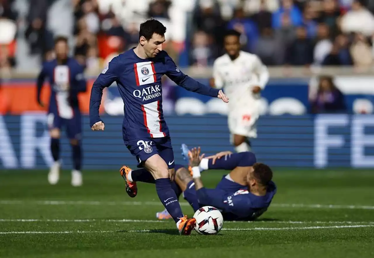 Soccer-Sublime Messi free kick earns PSG 4-3 win over Lille