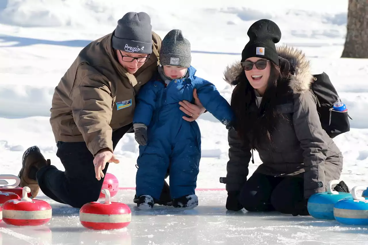 Crowds flock to return of Voyageur Winter Carnival