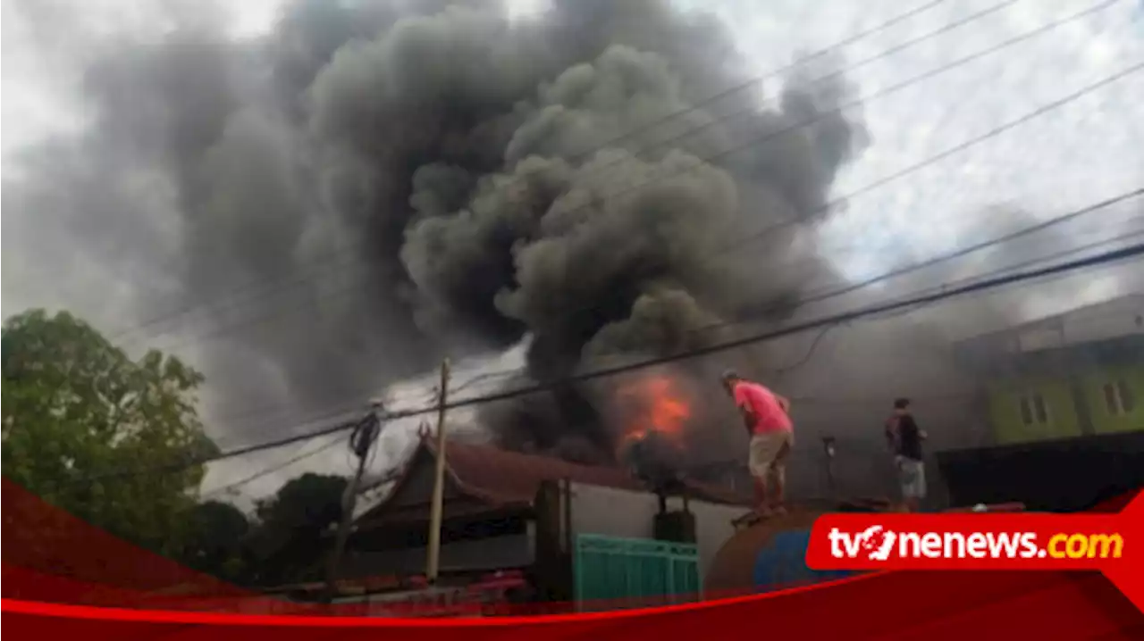 Toko Perabot di Maros Terbakar Hebat, Warga Panik Selamatkan Harta Benda