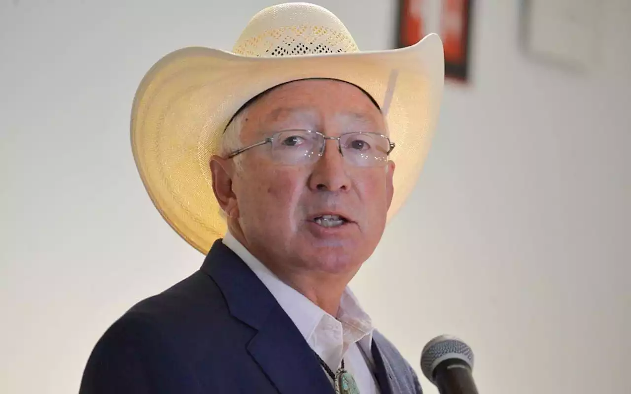 Con diálogo o por vía legal se resolverán diferencias entre México y EU: Ken Salazar