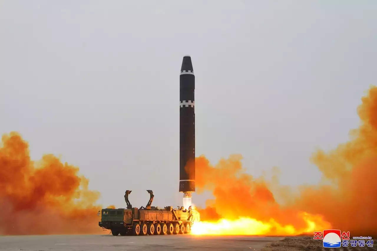 北, 어제 ICBM '화성-15형' 발사…'고도 5천768㎞, 989㎞ 비행' | 연합뉴스