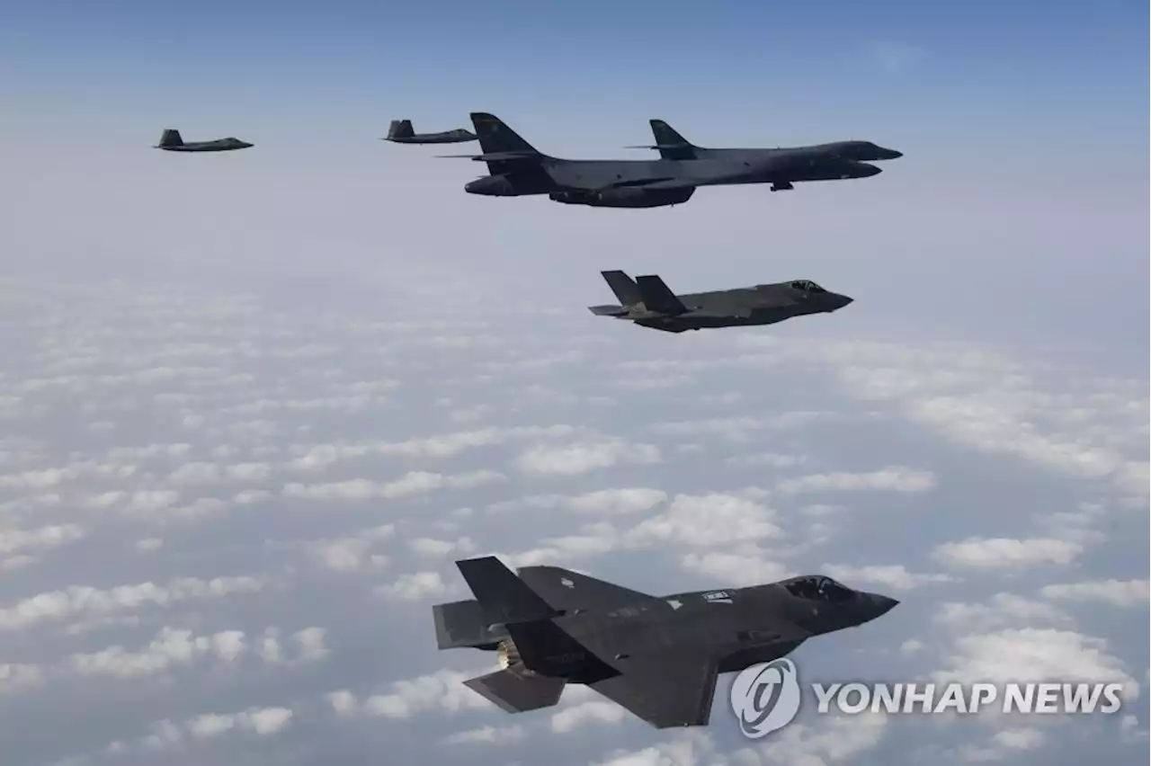 B-1B 폭격기 등 10여대 떴다…北ICBM 맞대응 한미연합훈련(종합) | 연합뉴스