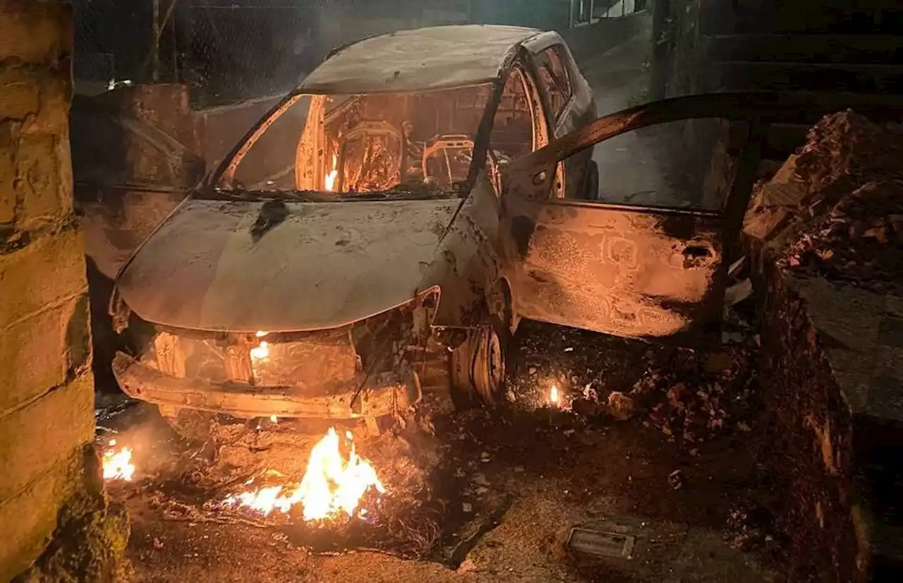 Arde un coche en el barrio de Estribela (Pontevedra) con un hombre en el maletero