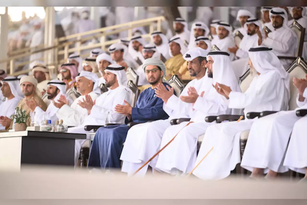 إعادة ثانية / حمدان بن زايد يتوج الفائزين بـ 'بيرق الإمارات 'في مهرجان الظفرة ويزور عزبة مواطن