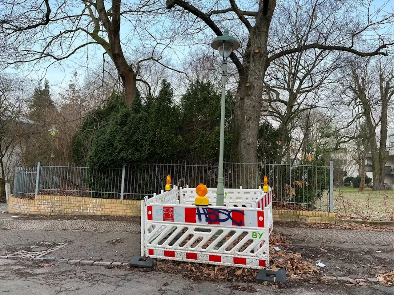 Die unglücklichste Straßenlaterne Berlins: Nummer 13 darf seit drei Jahren nicht leuchten