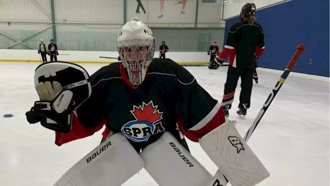 Meet the one-handed goalie stopping shots with a custom glove | CBC News