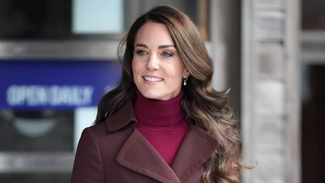 Kate Middleton sublime aux Baftas : robe drapée asymétrique et gants de pin up, elle fait sensation