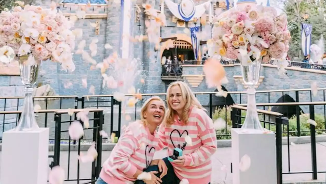 Antrag im Disneyland: Rebel Wilson hat sich mit ihrer Freundin verlobt