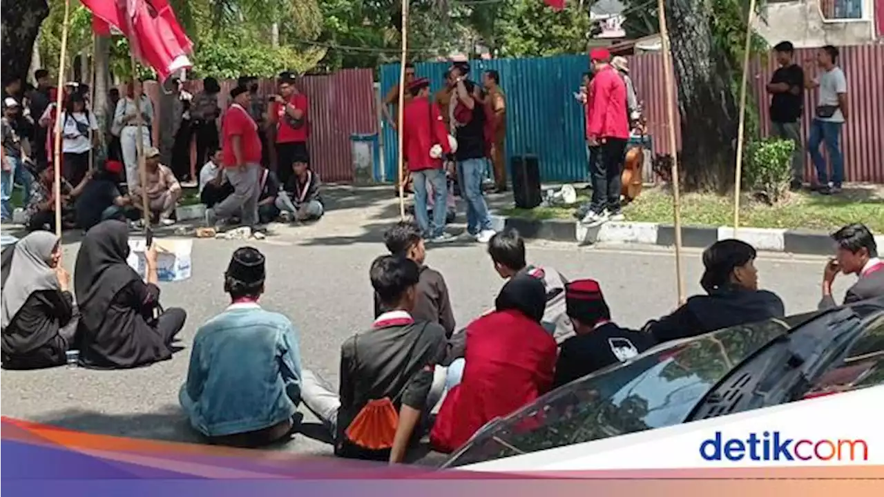 Massa GMNI Demo Walkot Padang Buntut Rumah Singgah Bung Karno Dirubuhkan