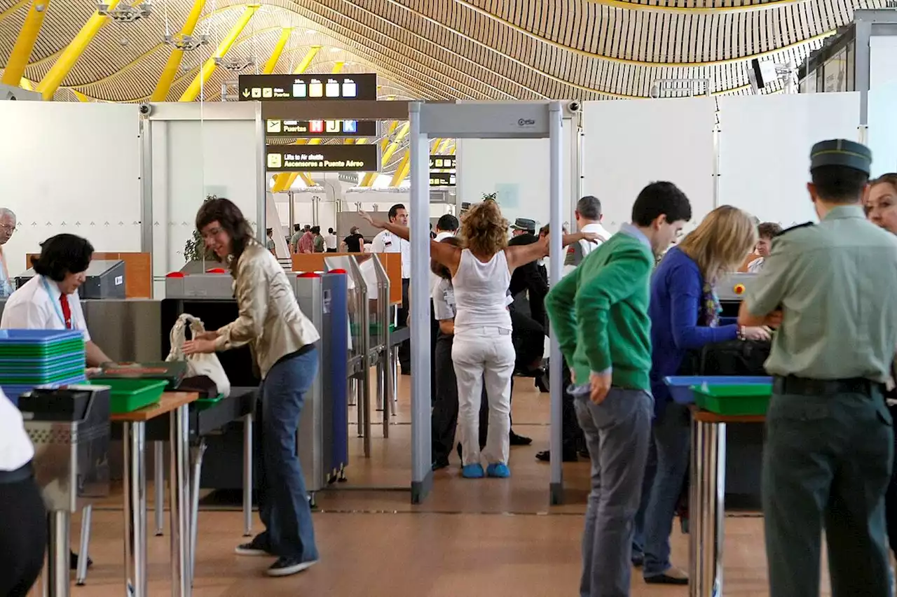 Los controles en aeropuertos españoles se harán sin sacar del equipaje dispositivos electrónicos ni líquidos desde 2024