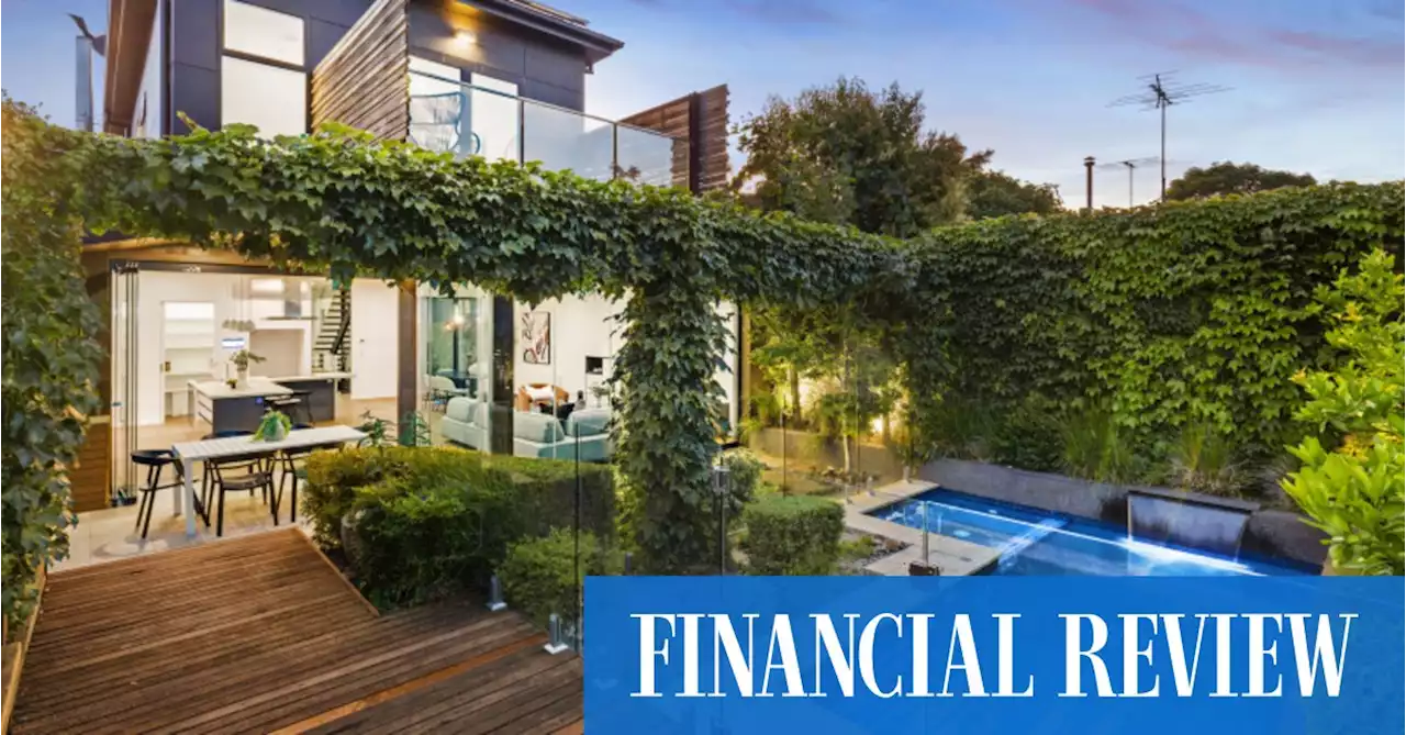 Clearance rates rebound as Melbourne house sells $1m over reserve