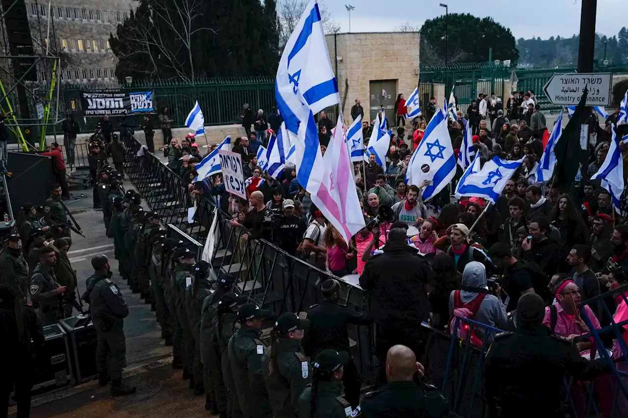 Stora protester utanför Israels parlament