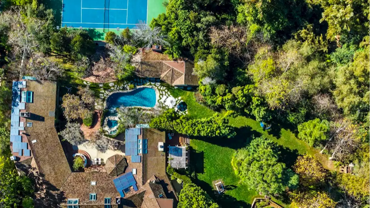 Jim Carrey veut vendre sa villa de Los Angeles avec piscine à cascade 9 fois plus cher qu'il ne l'a achetée