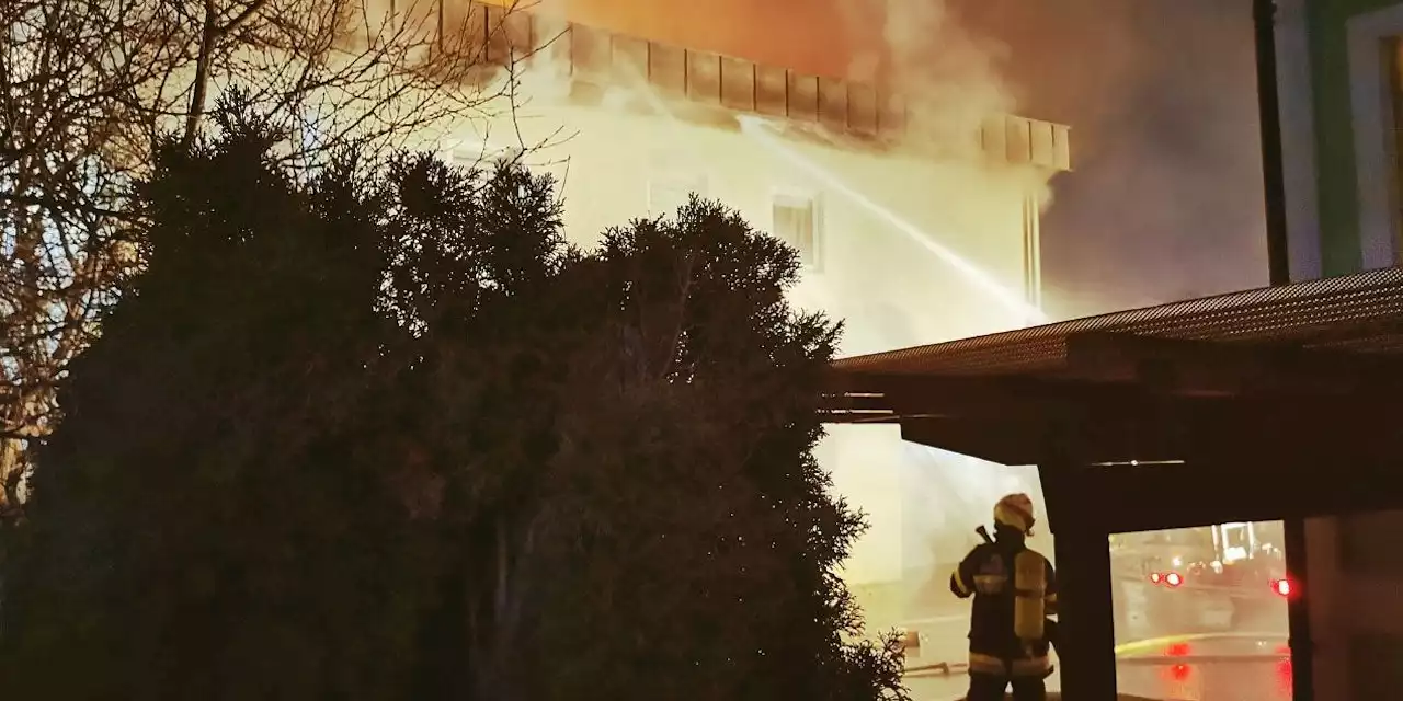 Schaulustige behinderten Feuerwehr bei Flammen-Inferno