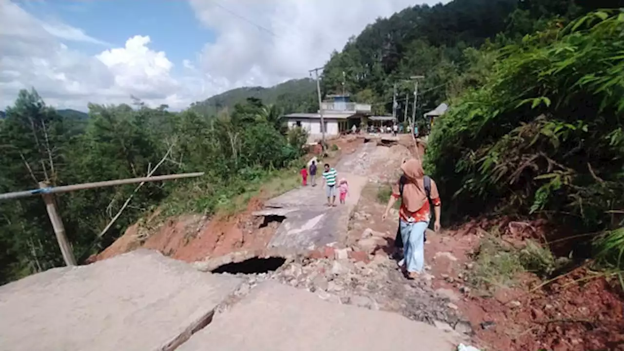 Jalur Ponorogo-Pacitan Dikepung Longsor