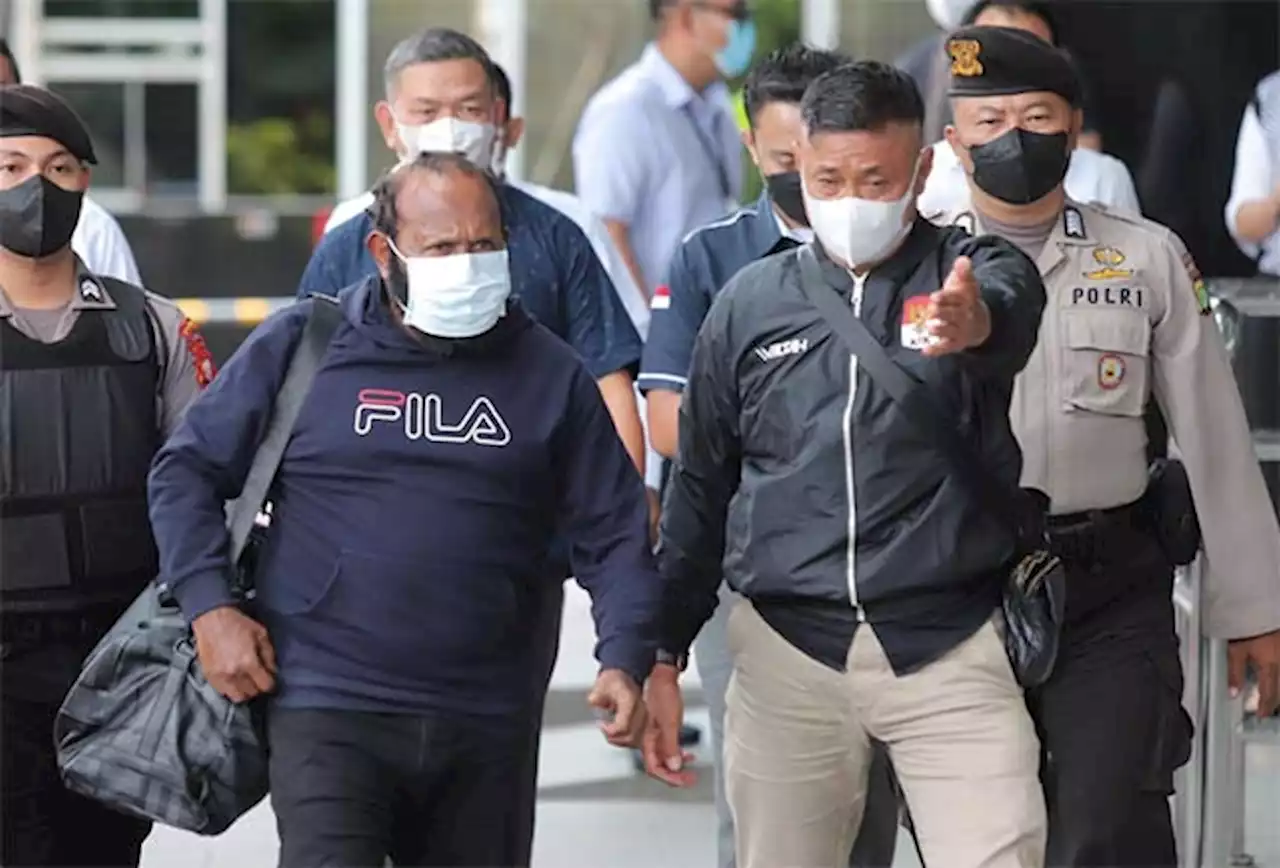 Tiba di Gedung KPK, Bupati Memberamo Tengah Ricky Ham Pagawak Bungkam