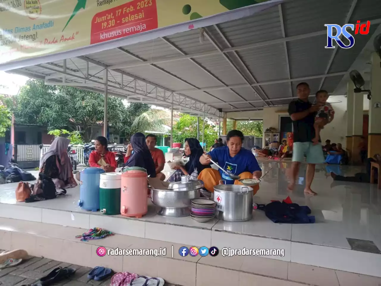 Trauma Diterjang Banjir Lagi, Ratusan Warga Dinar Indah Semarang Mengungsi di Masjid