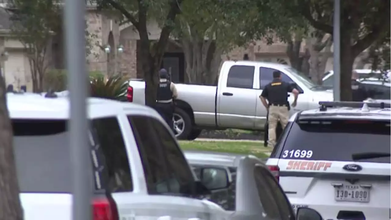 Suspect in custody after barricading himself inside home in west Harris County, HCSO says